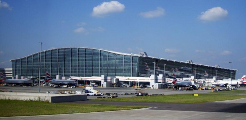 Photograph of Heathrow Airport. By <a href="https://www.flickr.com/photos/warrenski/2962574974/" rel="noopener" target="_blank">warrenski</a> under <a href="https://creativecommons.org/licenses/by-sa/2.0/" rel="noopener" target="_blank">license</a>