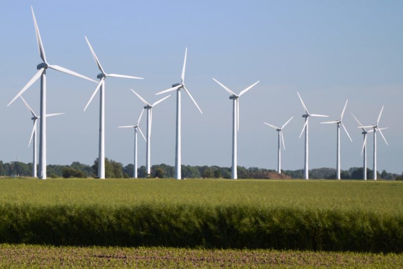 Onshore Wind Turbines. Photo by <a href="https://commons.wikimedia.org/wiki/User:Spielvogel" rel="noopener" target="_blank">Spielvogel <a href="https://creativecommons.org/licenses/by-sa/4.0/deed.en" rel="noopener" target="_blank">(license)</a>